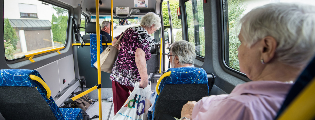 Eine Frau steigt aus dem Bürgerbus. (Bild: © Wolfram Kastl/dpa)