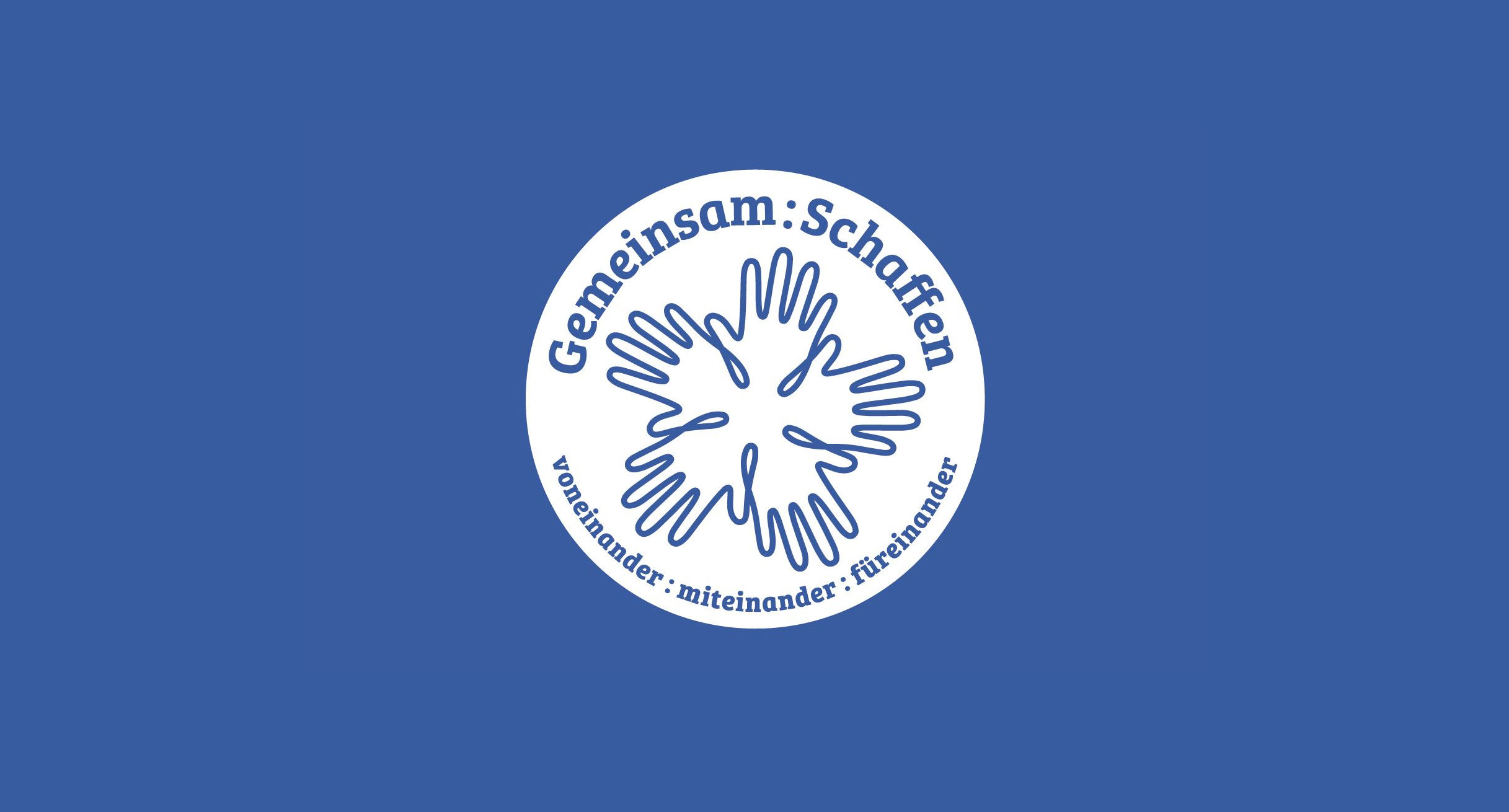 Das Wort-Bild-Logo des Ideenwettbewerbs „Gemeinsam:Schaffen“: Die Worte „Gemeinsam:Schaffen“ und „voneinander:miteinander:füreinander“ stehen mit fünf gezeichneten Händen in einem Kreis blau auf weiß geschrieben.']