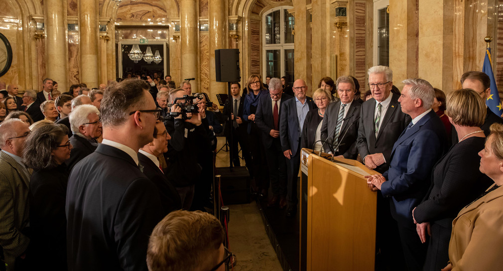 Ministerpräsident Winfried Kretschmann und Ehefrau Gerlinde mit den Mitgliedern des Kabinetts (r.) vor den Gästen (Bild: Staatsministerium Baden-Württemberg)