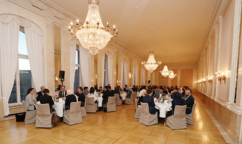Essen im Speisesaal des Neuen Schlosses (Bild: Staatsministerium Baden-Württemberg)