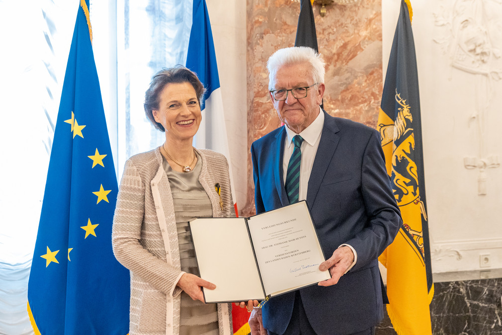 Ministerpräsident Winfried Kretschmann (rechts) und Dr. Stephanie Mair-Huydts (links)