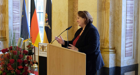 Kultusministerin Theresa Schopper bei ihrer Ansprache