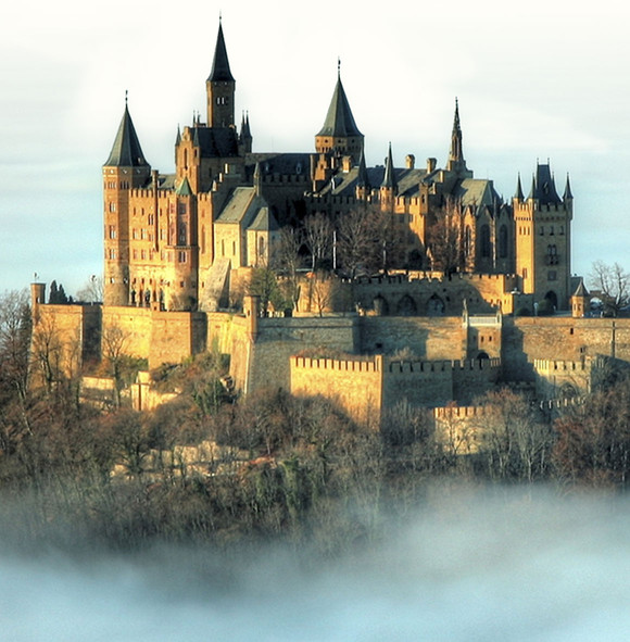 Die Burg Hohenzollern im Nebel.