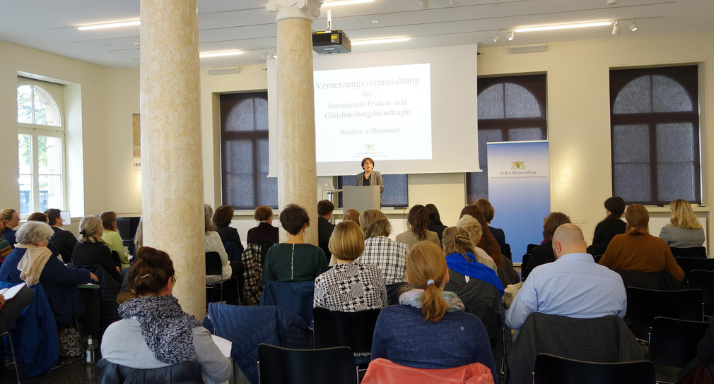 Staatssekretärin Dr. Ute Leidig spricht vor Publikum beim Vernetzungstreffen der kommunalen Gleichstellungsbeauftragten in Stuttgart.