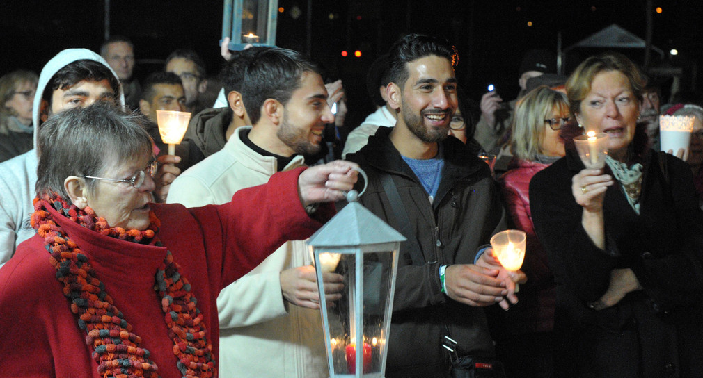 Flüchtlinge der Landeserstaufnahmeeinrichtung Ellwangen feiern zusammen mit Flüchtlingshelfern eine Adventsfeier. (Foto: dpa)