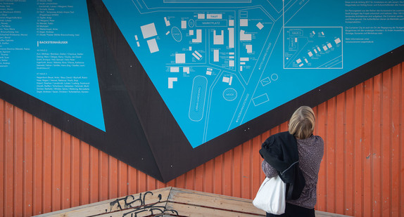 Ein Künstlerin betrachtet in der „Container-City“ des Kunstvereins Wagenhalle e.V. in Stuttgart einen Plan.