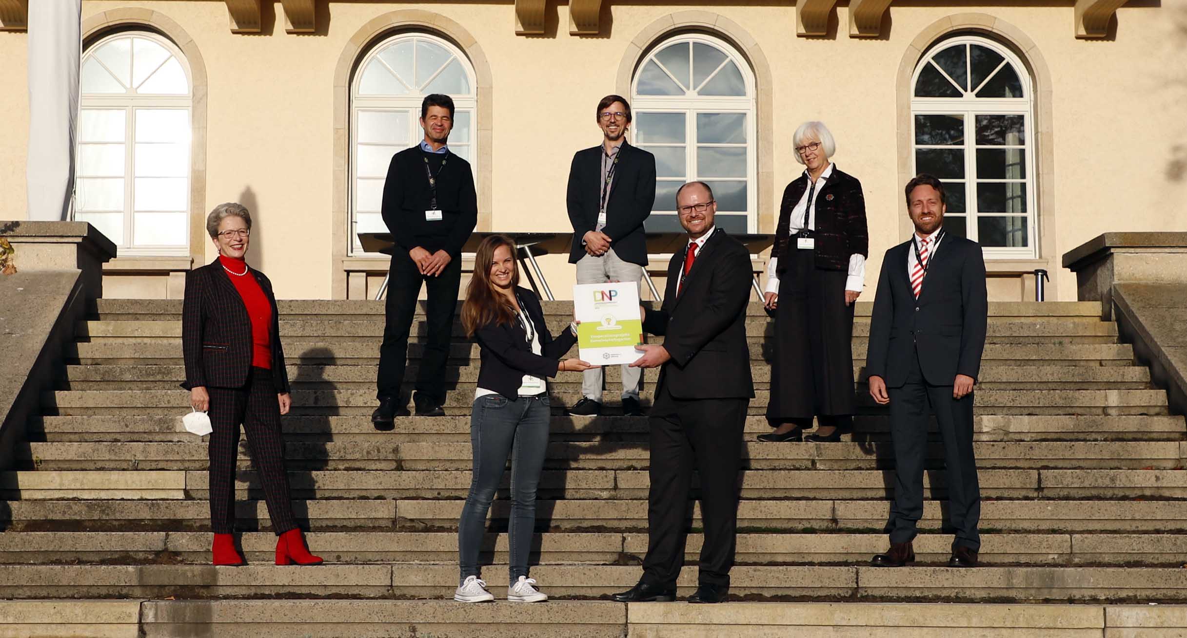 Staatsrätin Barbara Bosch (links) übergibt den Landespreis Baden-Württemberg im Rahmen des Deutschen Nachbarschaftspreises 2021 an die Initiative „Kooperationsprojekt Gemeinschaftsgarten“ aus Mannheim.']